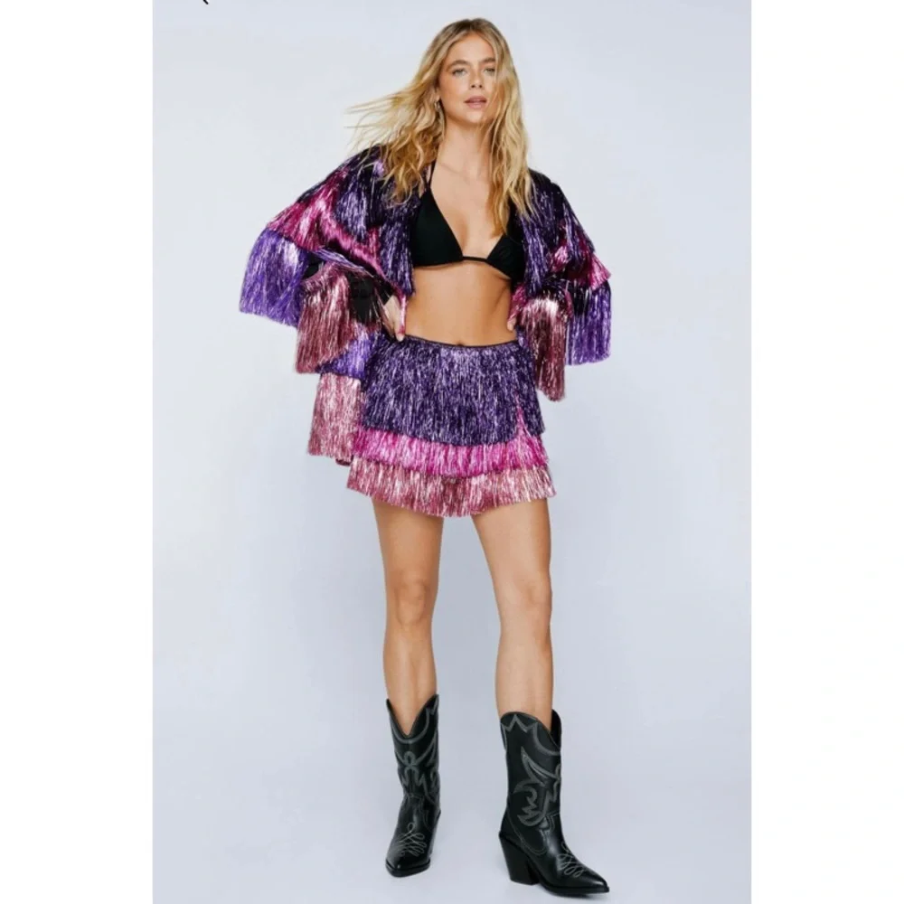 📌 NWOT Nasty Gal Metallic Tiered Fringe Shorts - Picture 2 of 9